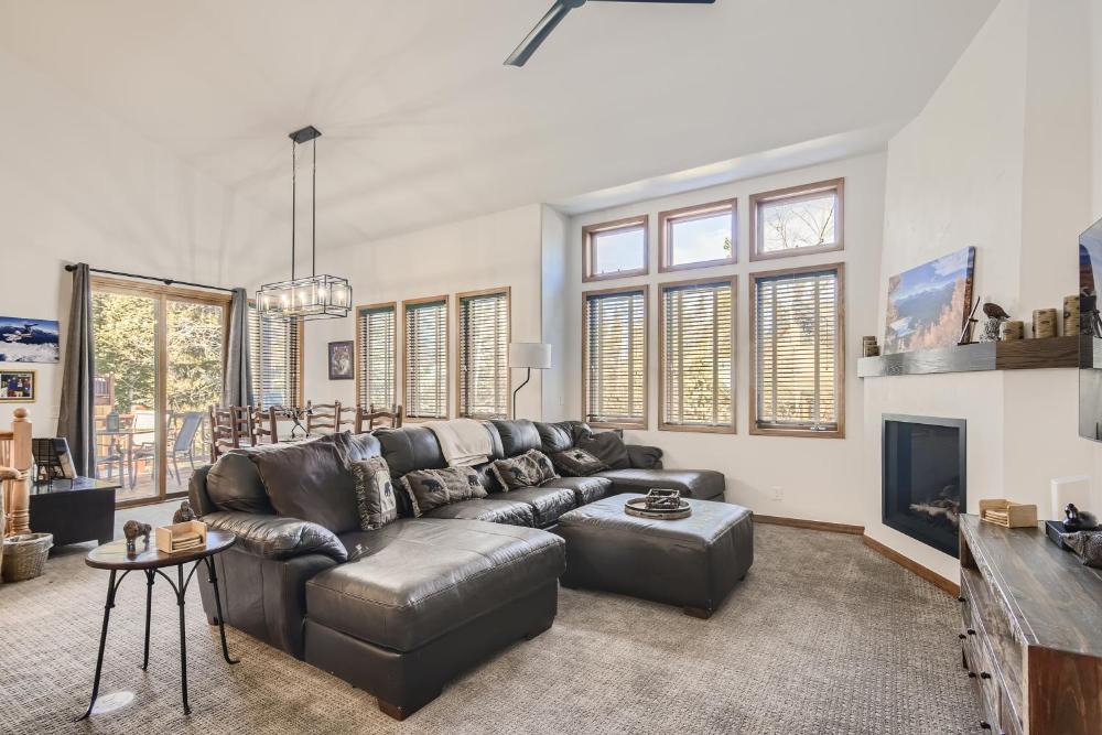 White Wolf #890 - Great Home with Private Outdoor Hot Tub - Shuttle to Slopes